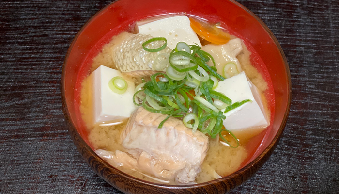 豆腐と秋鮭の味噌汁